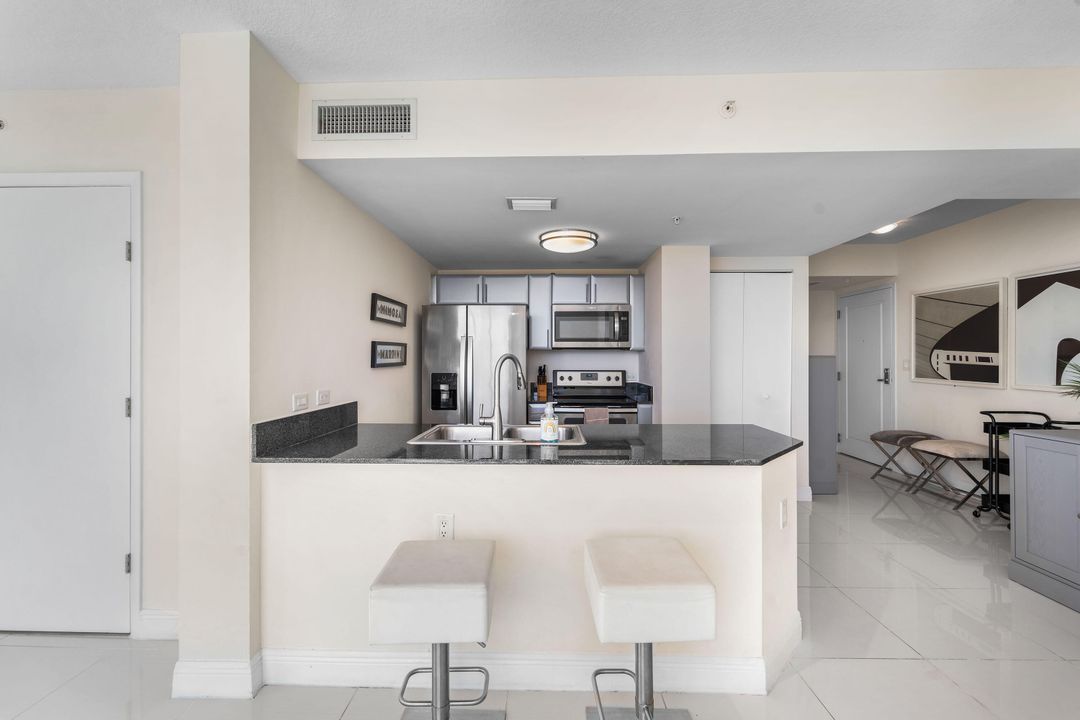 For Sale: $410,000 (2 beds, 2 baths, 902 Square Feet)