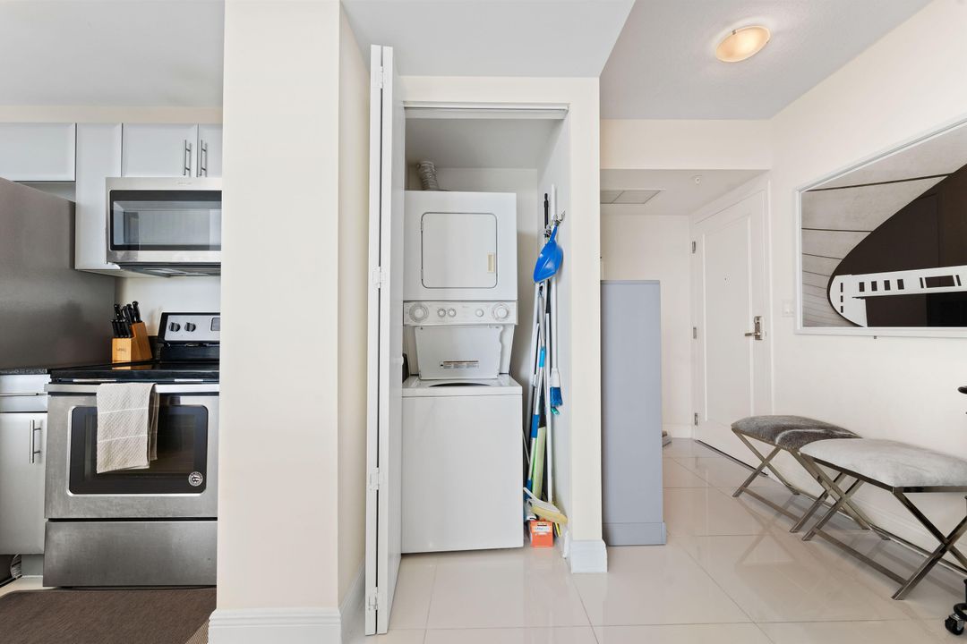 For Sale: $410,000 (2 beds, 2 baths, 902 Square Feet)