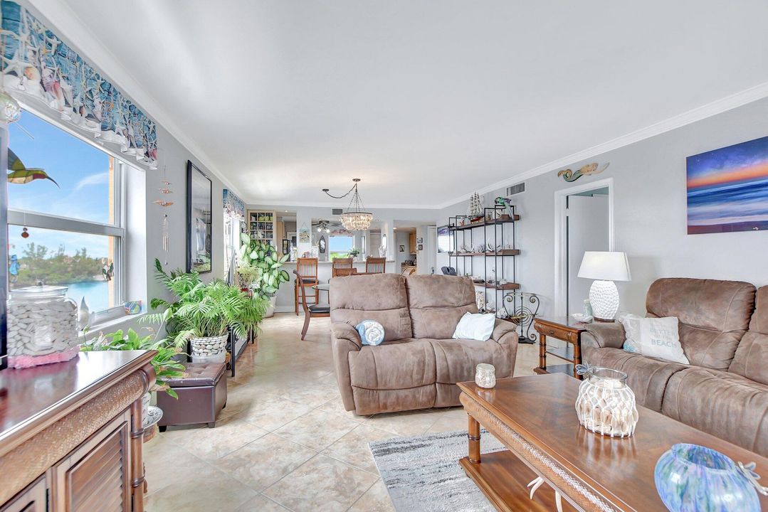 For Sale: $975,000 (2 beds, 2 baths, 1186 Square Feet)