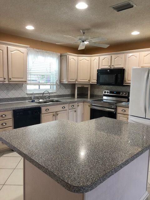 For Rent: $1,600 (2 beds, 2 baths, 1182 Square Feet)