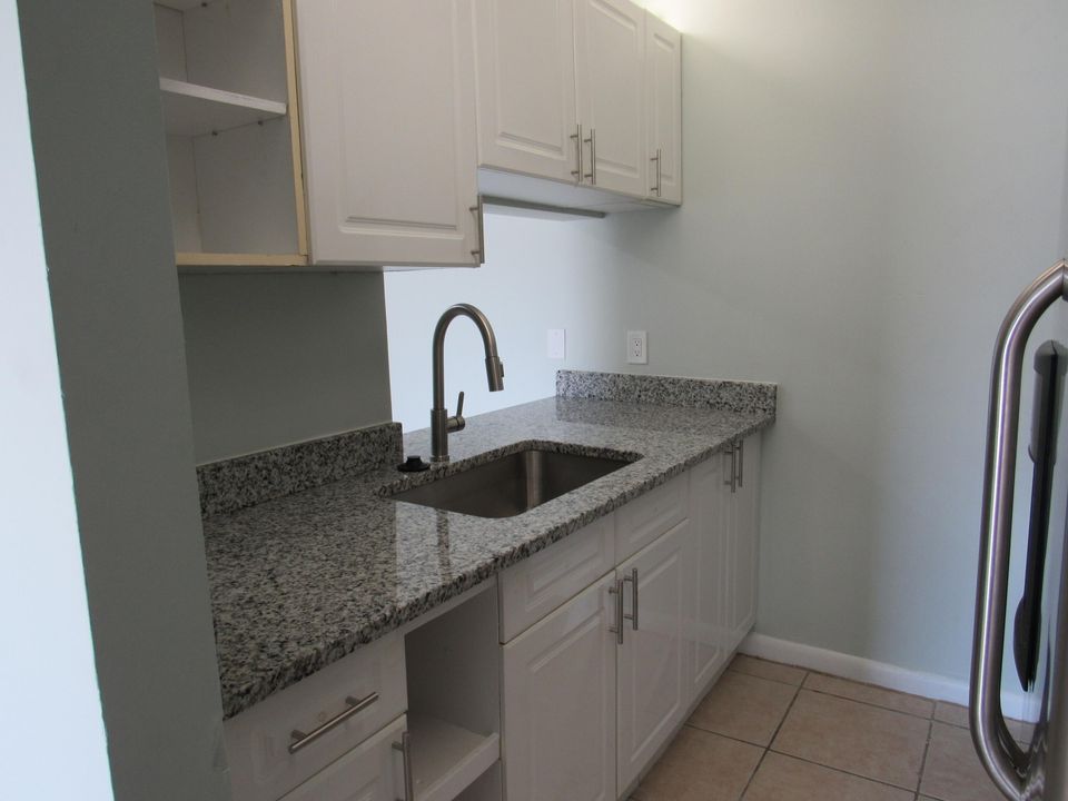 For Rent: $2,000 (2 beds, 2 baths, 798 Square Feet)