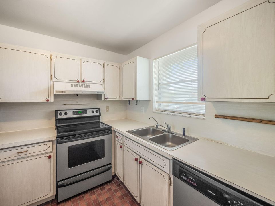 For Sale: $187,000 (2 beds, 2 baths, 1103 Square Feet)