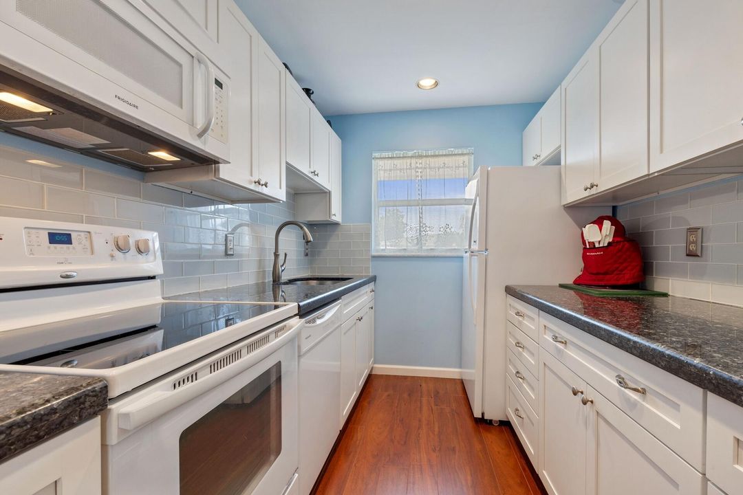 For Sale: $200,000 (2 beds, 2 baths, 1104 Square Feet)