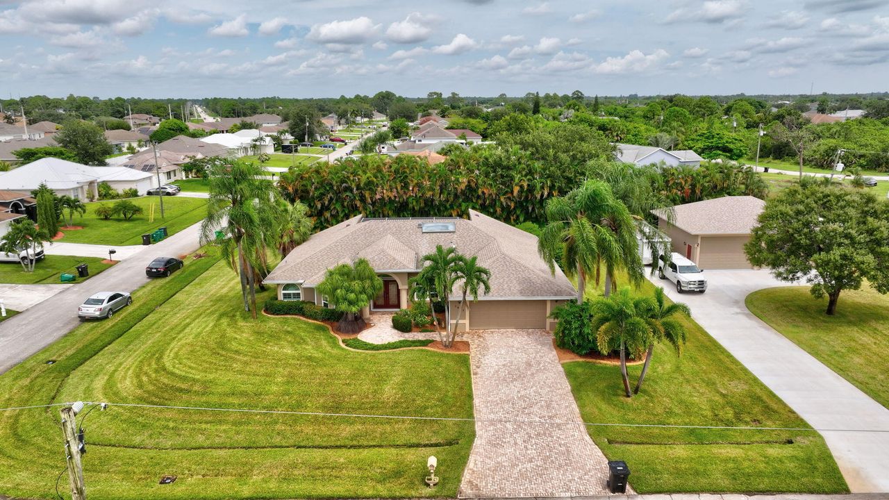 For Sale: $899,000 (3 beds, 3 baths, 2074 Square Feet)