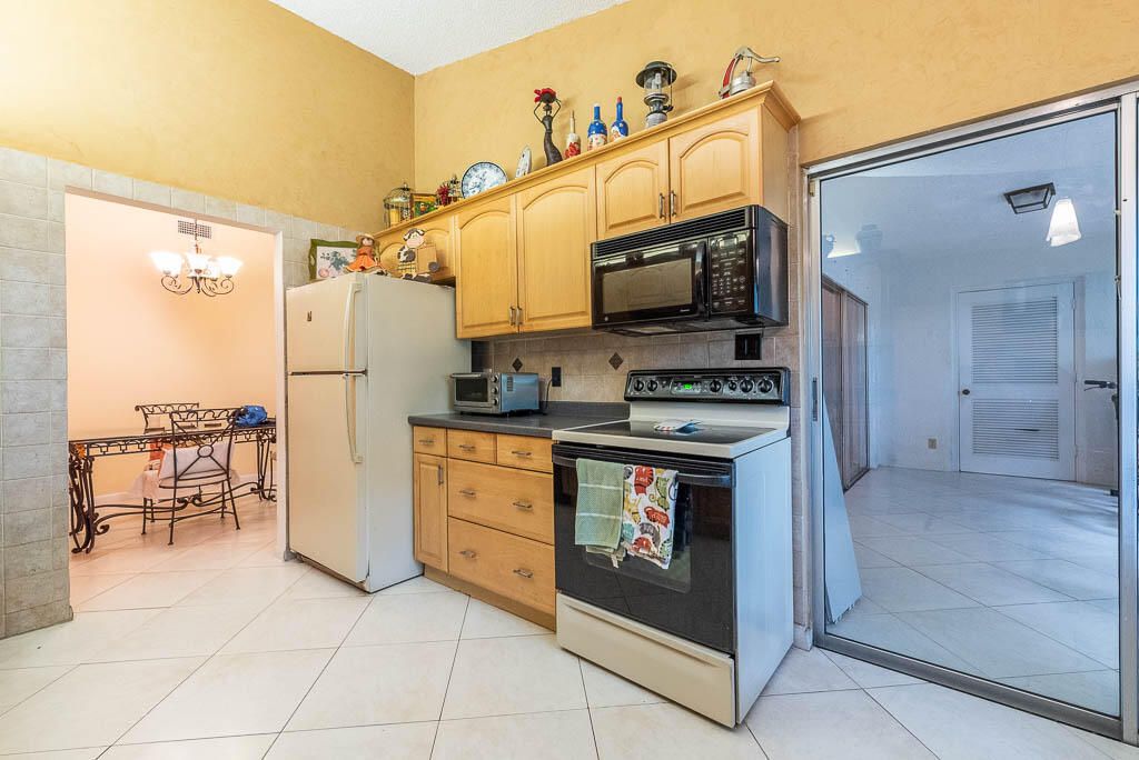 For Sale: $325,000 (2 beds, 2 baths, 1440 Square Feet)