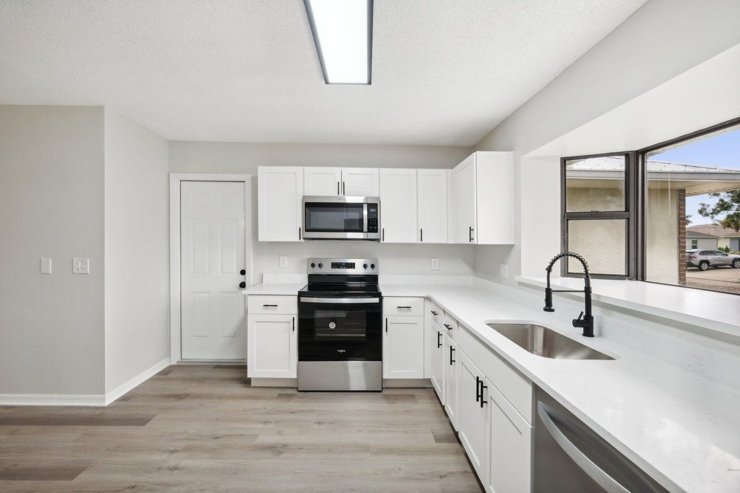 For Sale: $329,900 (2 beds, 2 baths, 1289 Square Feet)