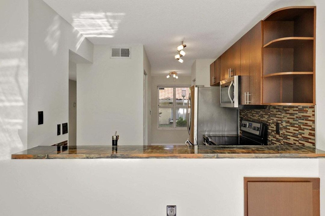 Active With Contract: $1,750 (1 beds, 1 baths, 850 Square Feet)