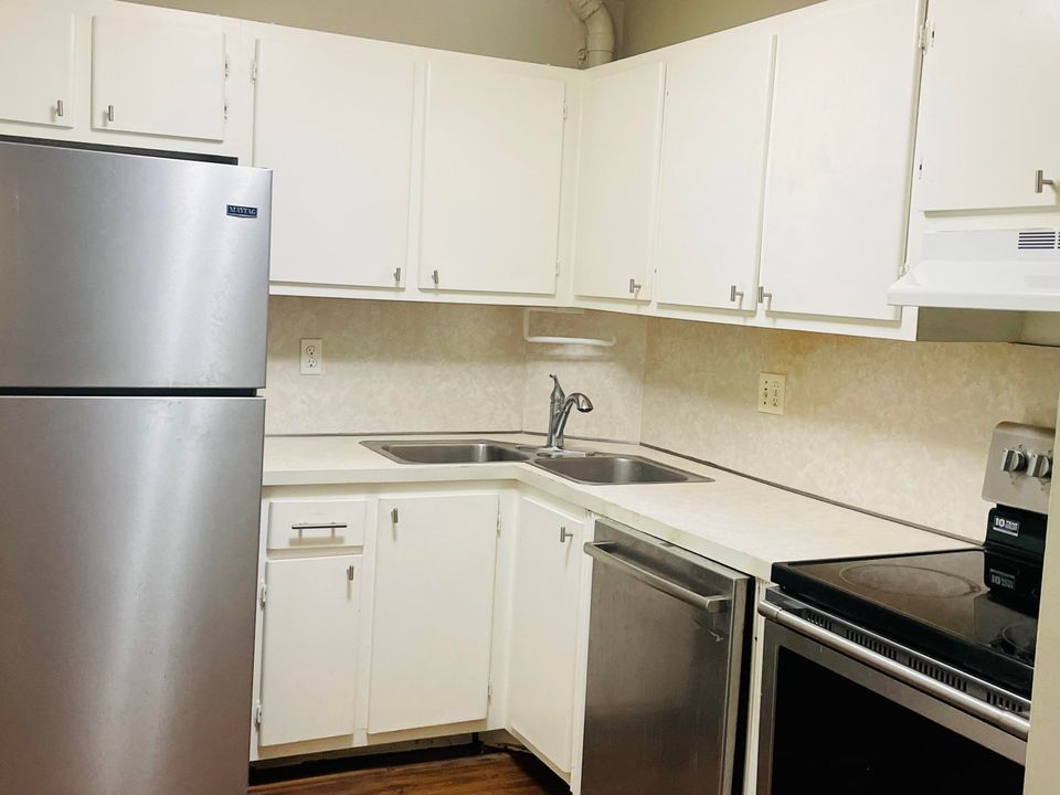 For Sale: $155,000 (1 beds, 1 baths, 750 Square Feet)