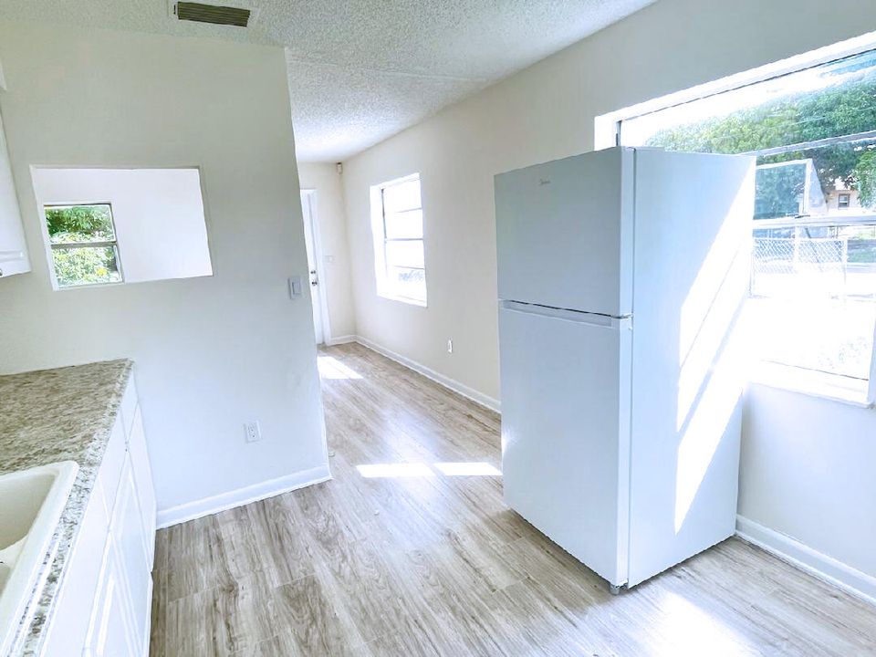 Active With Contract: $178,900 (2 beds, 1 baths, 720 Square Feet)