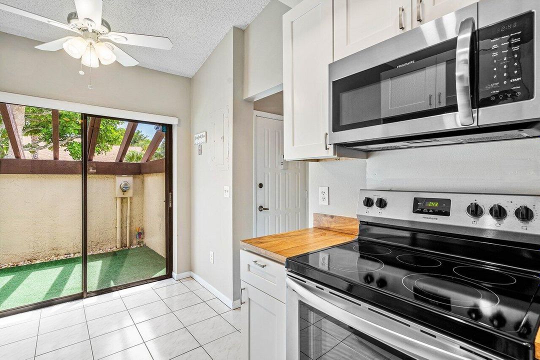 For Sale: $289,000 (2 beds, 2 baths, 1123 Square Feet)