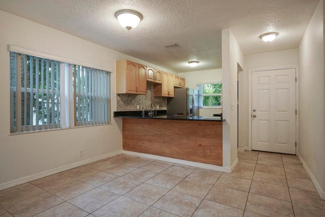 For Rent: $2,400 (2 beds, 1 baths, 992 Square Feet)