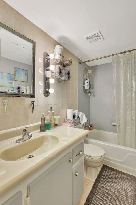 For Sale: $350,000 (1 beds, 1 baths, 720 Square Feet)