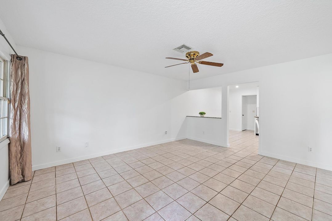 For Sale: $310,000 (2 beds, 2 baths, 1129 Square Feet)