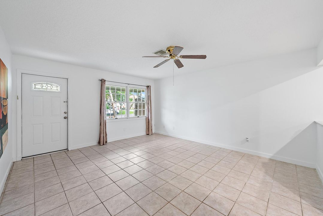 For Sale: $310,000 (2 beds, 2 baths, 1129 Square Feet)