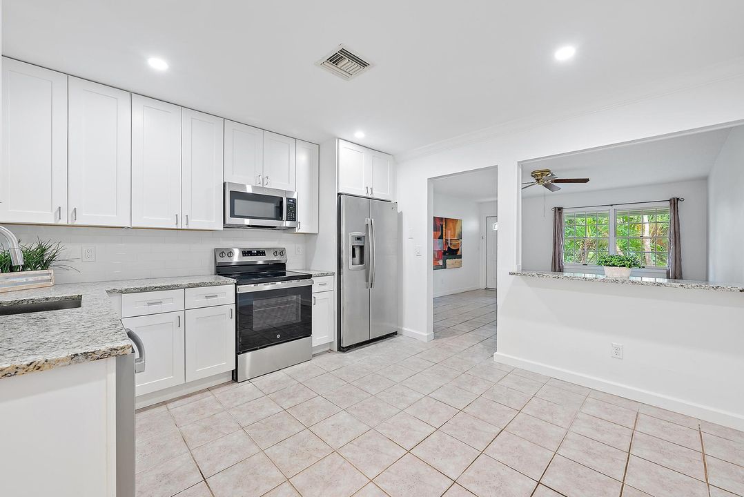 For Sale: $310,000 (2 beds, 2 baths, 1129 Square Feet)