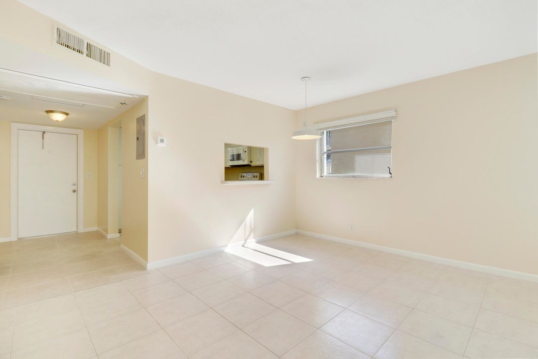 For Sale: $265,000 (2 beds, 2 baths, 890 Square Feet)