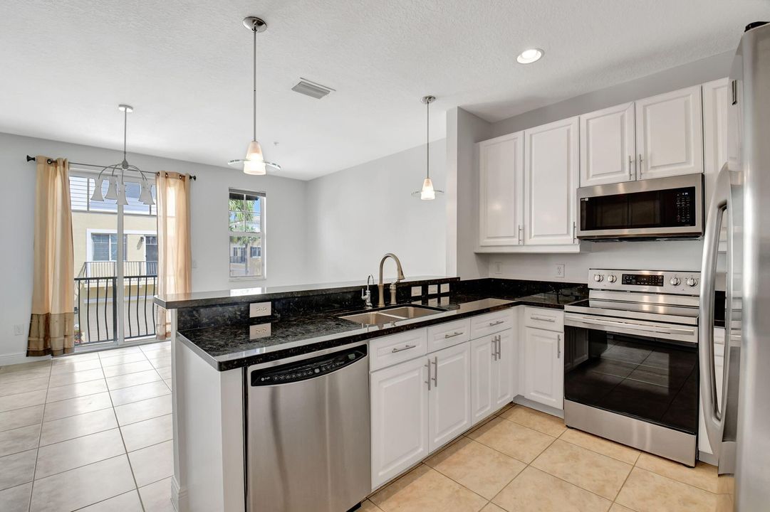 For Sale: $579,000 (3 beds, 3 baths, 2334 Square Feet)