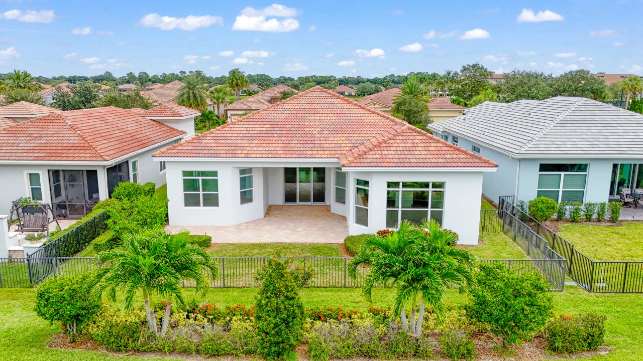 Active With Contract: $759,990 (3 beds, 2 baths, 3181 Square Feet)