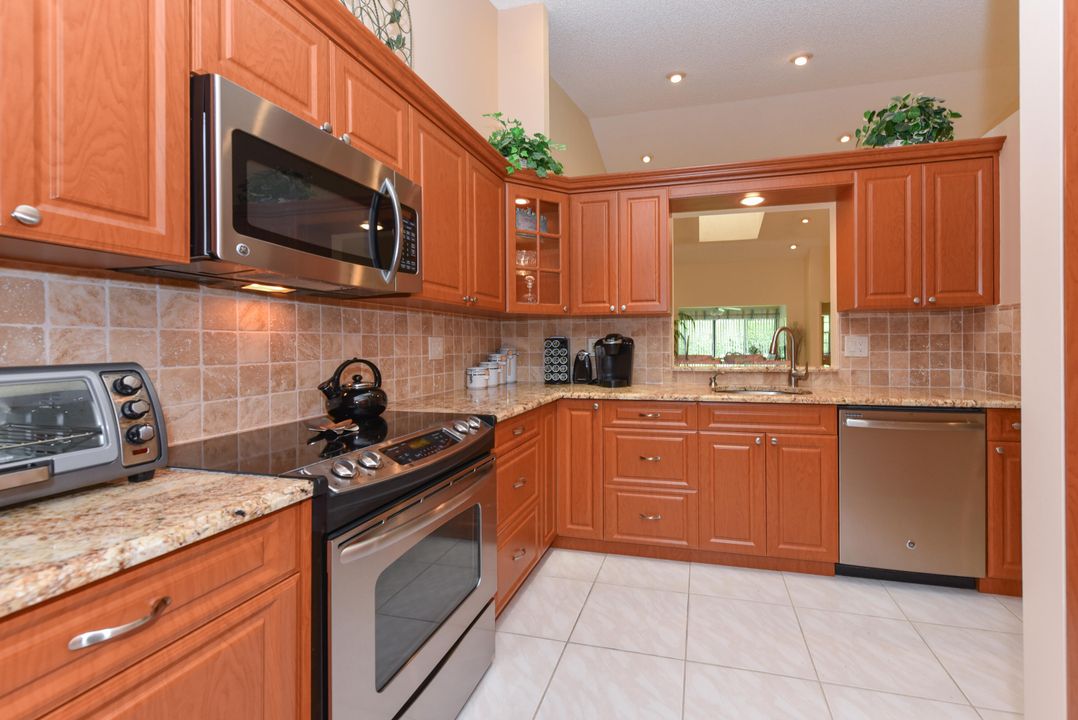 For Sale: $379,900 (2 beds, 2 baths, 1654 Square Feet)