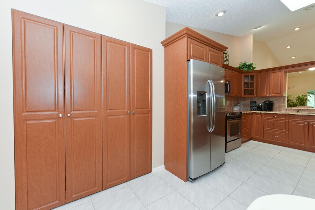 For Sale: $379,900 (2 beds, 2 baths, 1654 Square Feet)