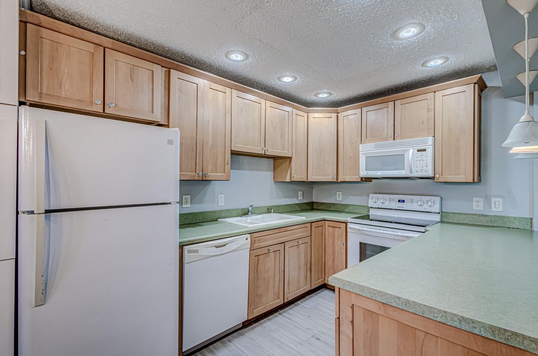 For Sale: $235,000 (1 beds, 1 baths, 864 Square Feet)