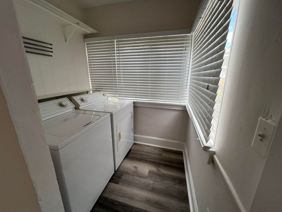 For Rent: $2,400 (3 beds, 2 baths, 1570 Square Feet)