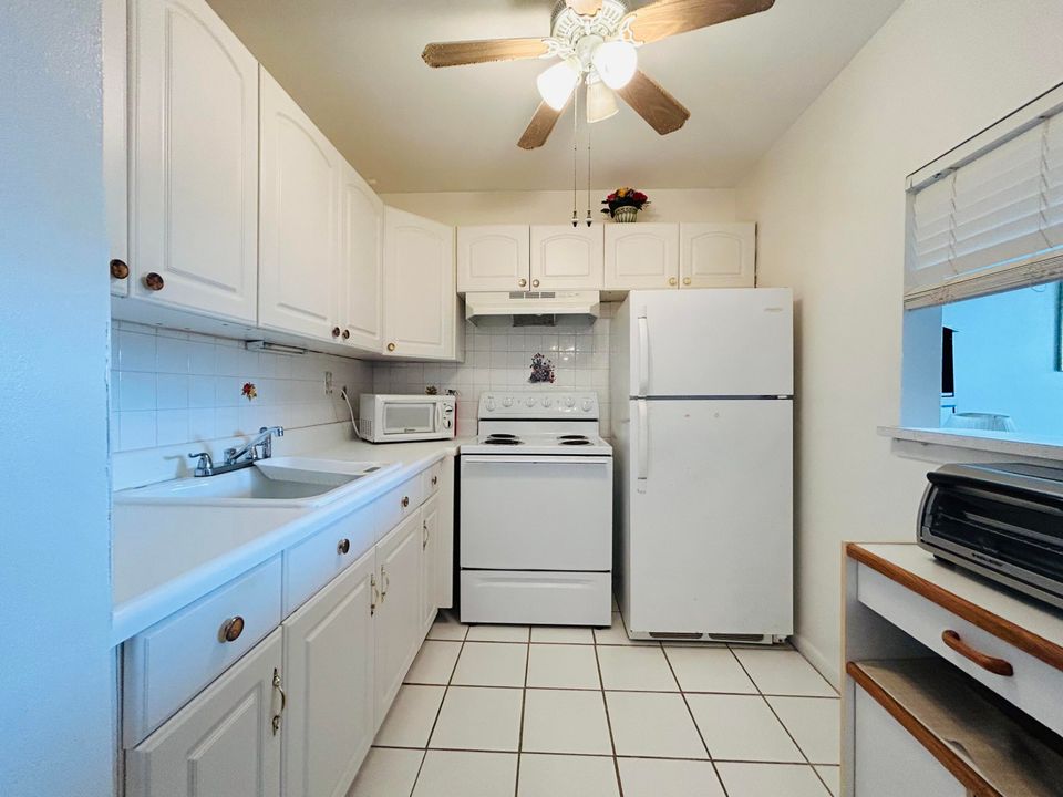 For Sale: $75,000 (1 beds, 1 baths, 532 Square Feet)