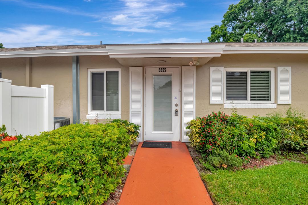 For Sale: $239,900 (2 beds, 2 baths, 863 Square Feet)