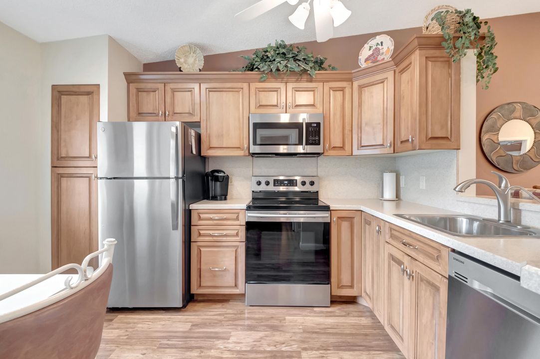 For Sale: $239,900 (2 beds, 2 baths, 863 Square Feet)