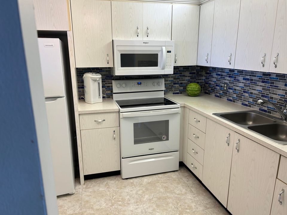 For Rent: $2,850 (1 beds, 1 baths, 800 Square Feet)