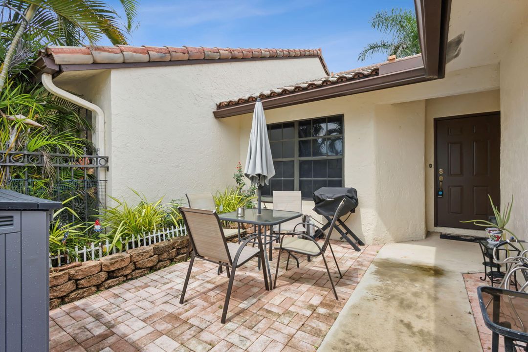 For Sale: $470,000 (2 beds, 2 baths, 1062 Square Feet)