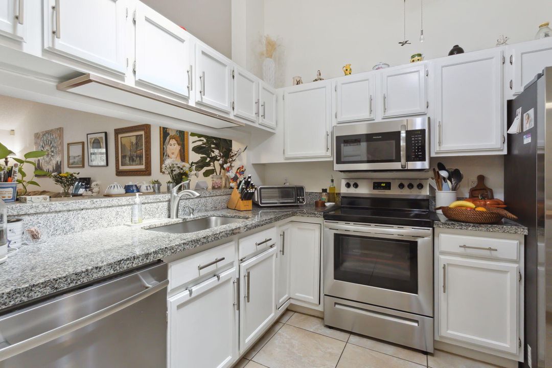 For Sale: $470,000 (2 beds, 2 baths, 1062 Square Feet)