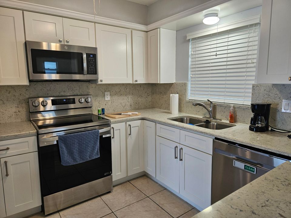 For Rent: $4,500 (2 beds, 2 baths, 990 Square Feet)