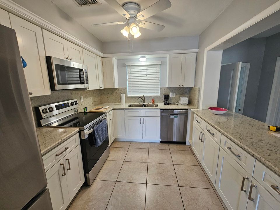 For Rent: $4,500 (2 beds, 2 baths, 990 Square Feet)