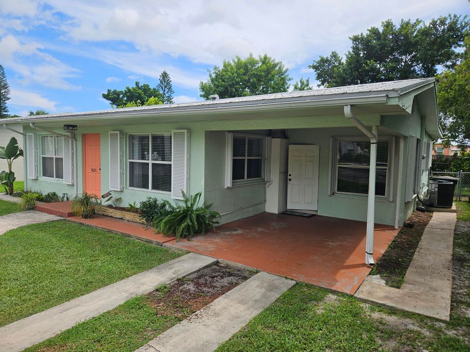 For Rent: $4,500 (2 beds, 2 baths, 990 Square Feet)