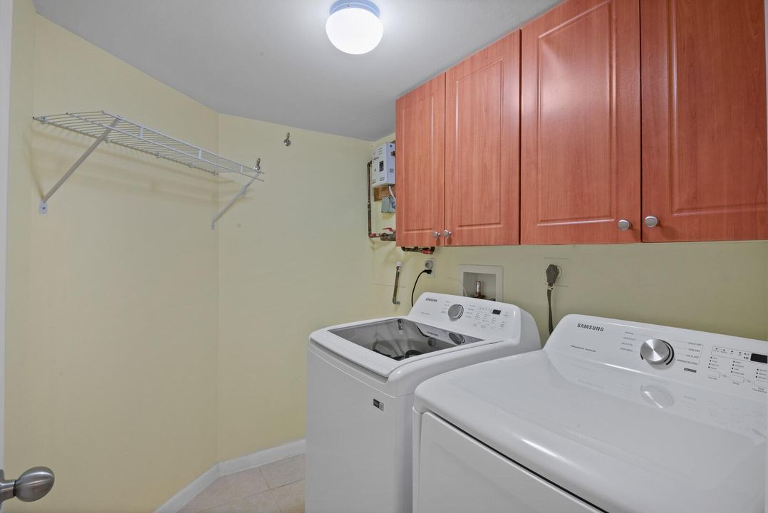 For Sale: $409,900 (2 beds, 2 baths, 1160 Square Feet)