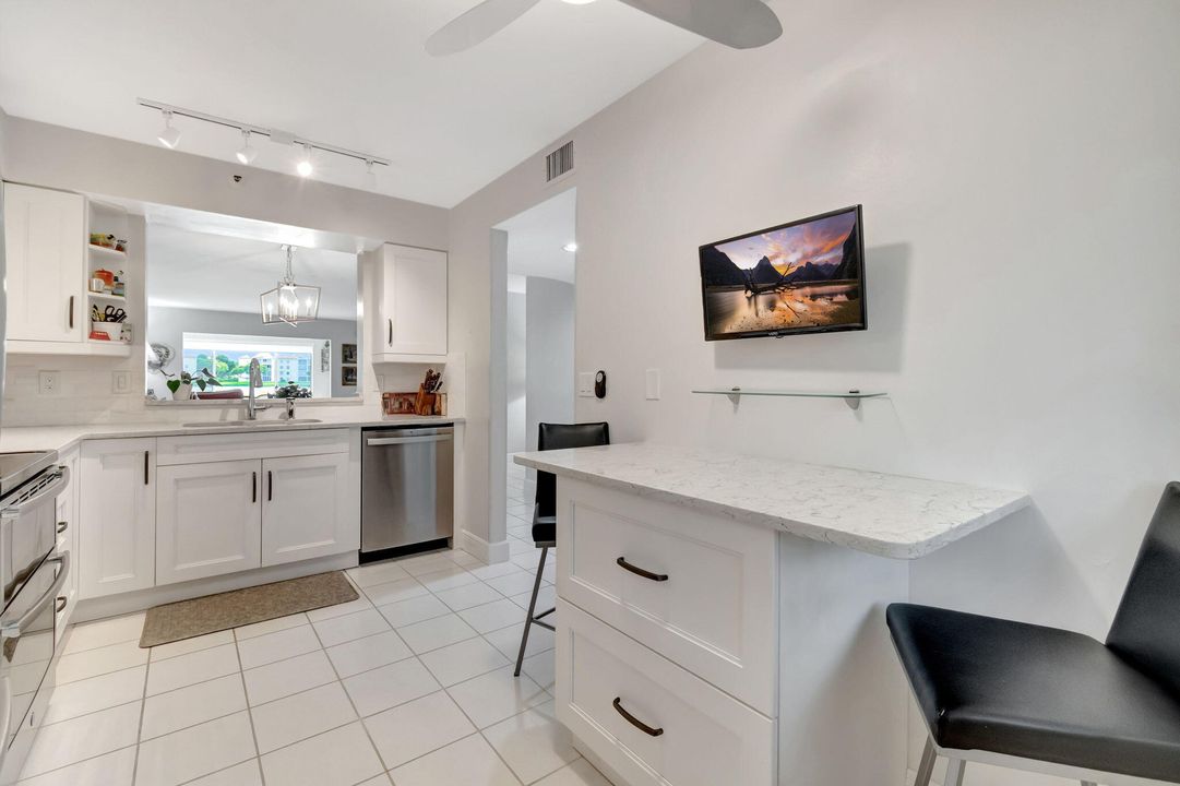 For Sale: $329,900 (2 beds, 2 baths, 1575 Square Feet)