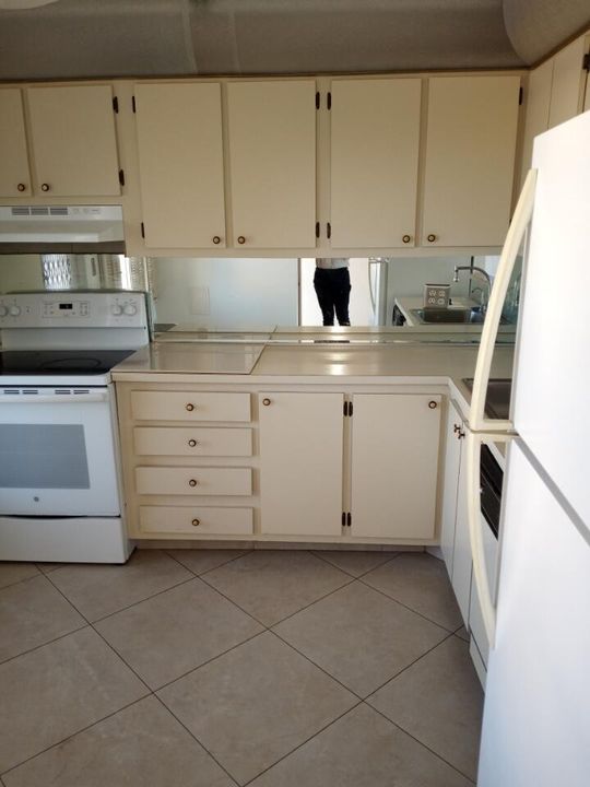 For Sale: $111,200 (1 beds, 1 baths, 783 Square Feet)