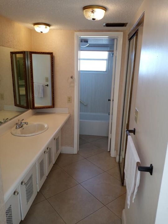 For Sale: $111,200 (1 beds, 1 baths, 783 Square Feet)