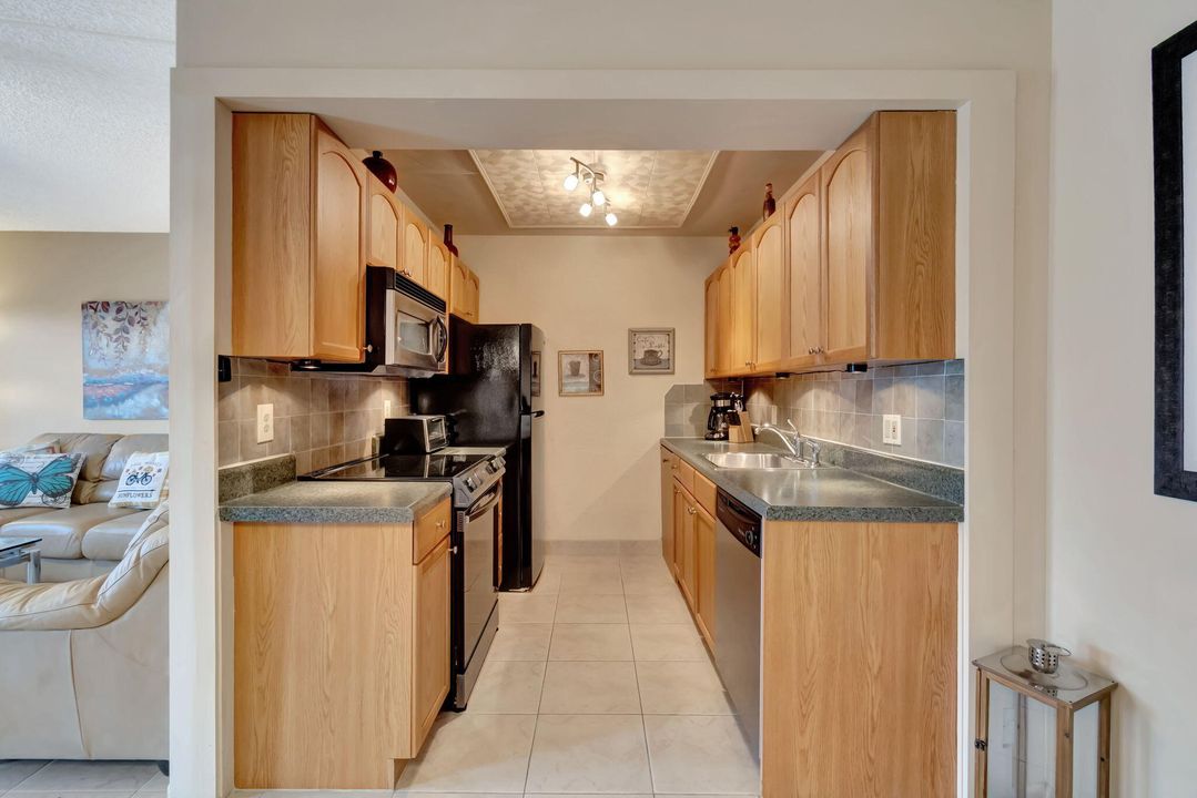 For Rent: $1,500 (1 beds, 1 baths, 738 Square Feet)