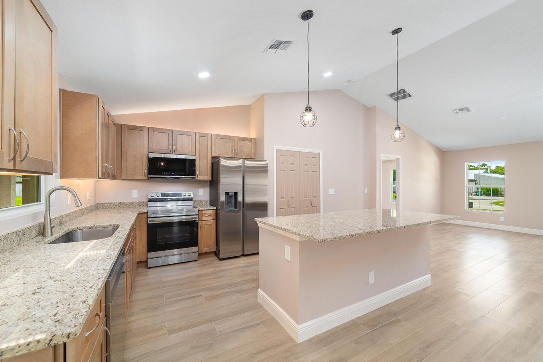 For Sale: $449,000 (4 beds, 2 baths, 1873 Square Feet)