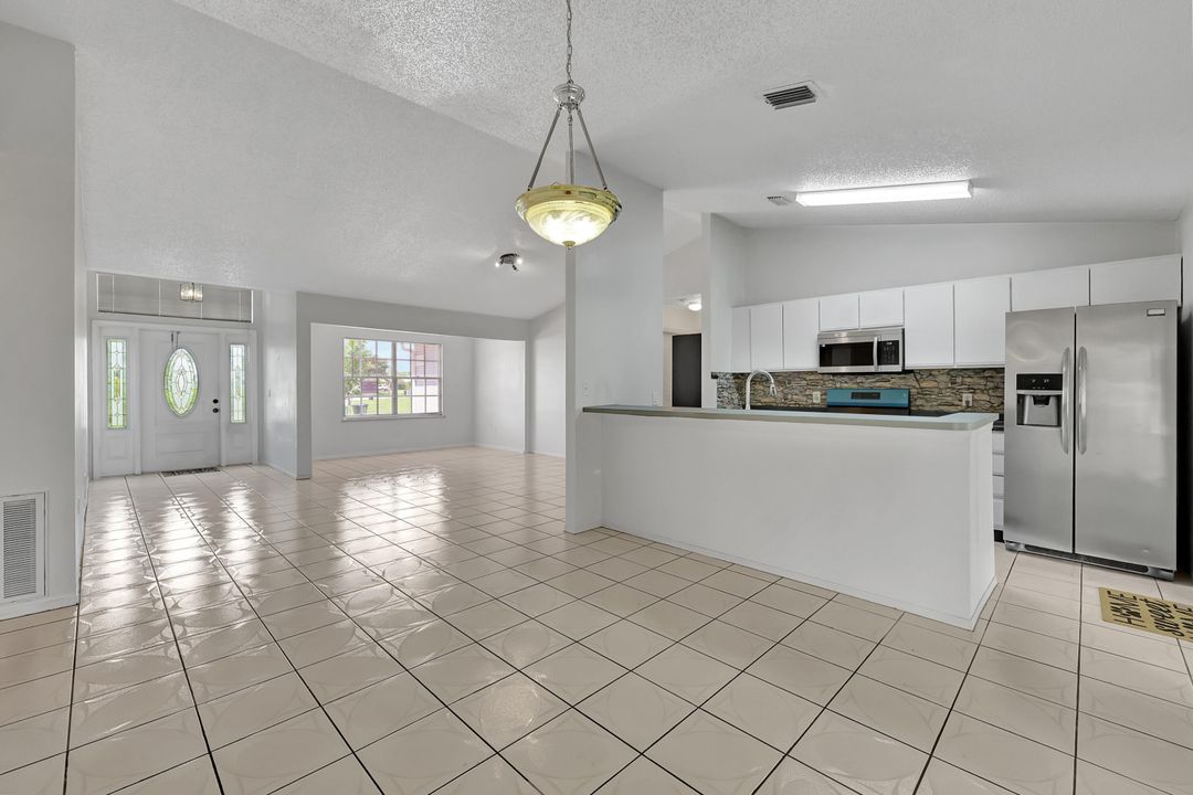 For Sale: $374,900 (3 beds, 2 baths, 1389 Square Feet)