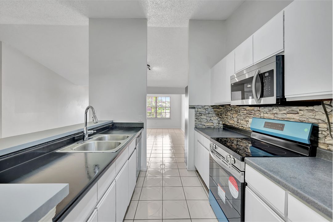 For Sale: $374,900 (3 beds, 2 baths, 1389 Square Feet)