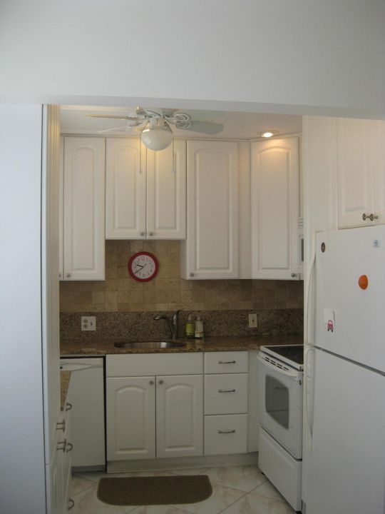 For Rent: $2,000 (2 beds, 2 baths, 835 Square Feet)