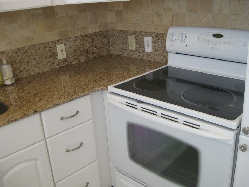 For Rent: $2,000 (2 beds, 2 baths, 835 Square Feet)