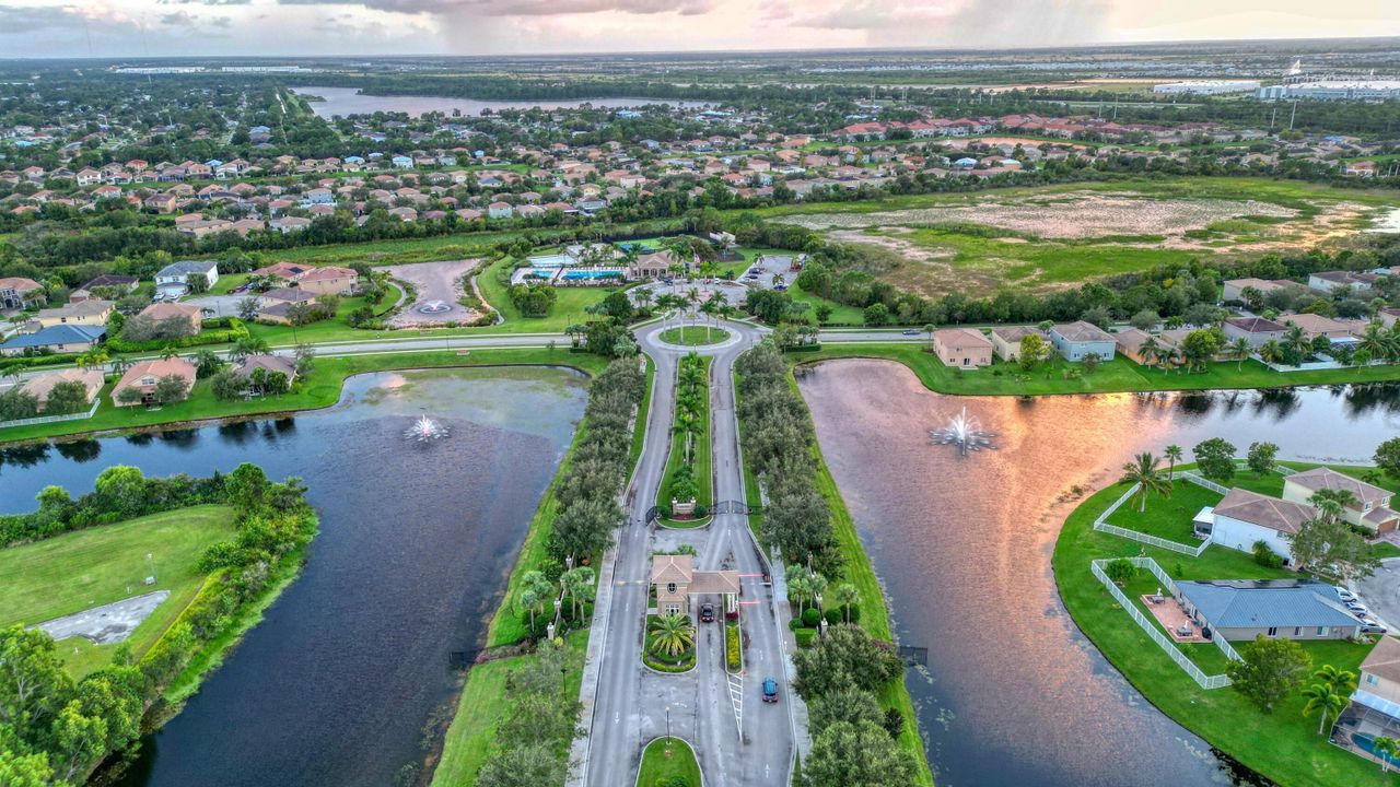 На продажу: $405,000 (4 спален, 2 ванн, 1938 Квадратных фут)