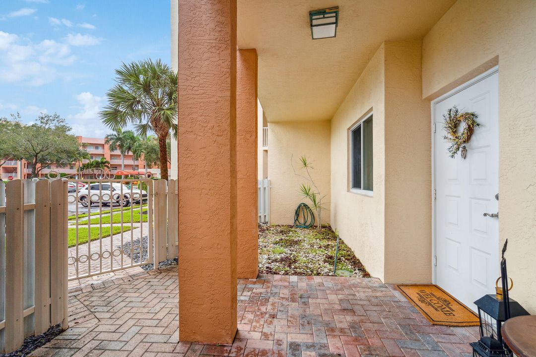 For Sale: $284,999 (2 beds, 2 baths, 1229 Square Feet)