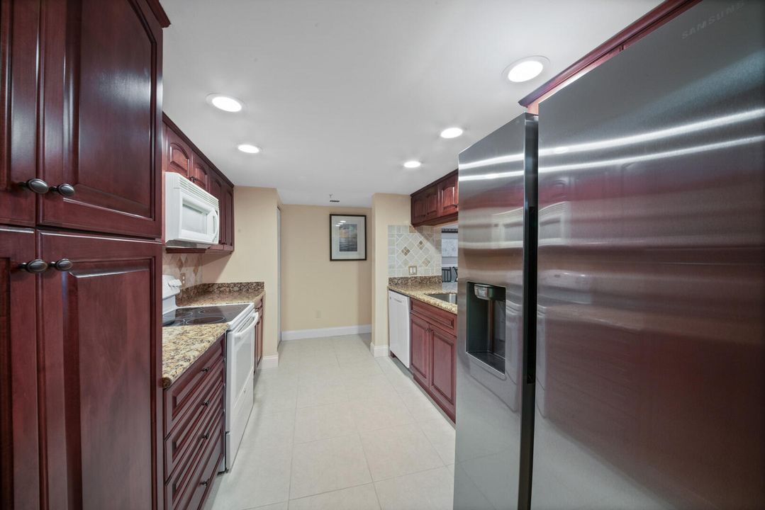 For Sale: $409,900 (2 beds, 2 baths, 1160 Square Feet)