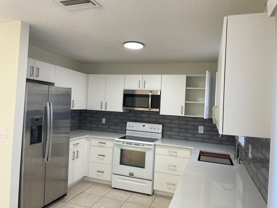 For Rent: $2,100 (2 beds, 2 baths, 1026 Square Feet)