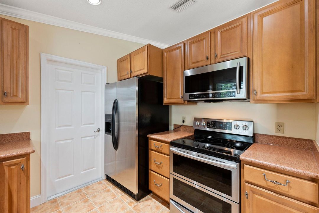 For Sale: $374,900 (3 beds, 2 baths, 1070 Square Feet)